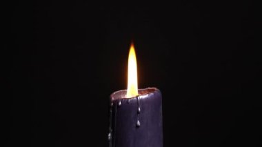 Siyah mum seçici odaklanma. Şeytani ayinler için cadılık sunağı. Esrarengiz ritüeller için karanlık bir arka plan. Macabre ve cadı Cadılar Bayramı konsepti için karanlığı heceliyor..