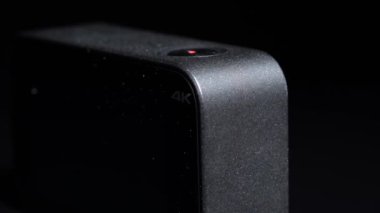 Spor ve aktivite görüntüleri için aksiyon 4K çözünürlüklü mini kamera. Seçici odaklanma. Gezginler ve sporcular için aktif yaşam tarzı için video ve fotoğrafçılık, ekipman ve aygıt.