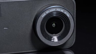 Spor ve aktivite görüntüleri için aksiyon 4K çözünürlüklü mini kamera. Seçici odaklanma. Gezginler ve sporcular için aktif yaşam tarzı için video ve fotoğrafçılık, ekipman ve aygıt.