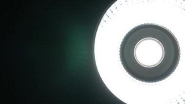 Sinema için hareket eden spot ışıkları. Kameranın yavaş dönüşüyle siyah arka planda ağır çekim şimşekleri çakıyor. Prodüksiyon stüdyosu ve film görüntüleri için profesyonel ışık donanımı.