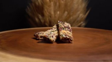 Bal, böğürtlen ve fındıklı sağlıklı müsli çubukları besleyici kahvaltı ve enerji yiyeceği. Meyveler, böğürtlen ve fındık gevreği protein barları bal ve pirinç veya mısır gevreği tohumları. Etkin yaşam biçimi.