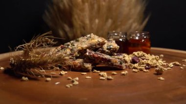 Bal, böğürtlen ve fındıklı sağlıklı müsli çubukları besleyici kahvaltı ve enerji yiyeceği. Meyveler, böğürtlen ve fındık gevreği protein barları bal ve pirinç veya mısır gevreği tohumları. Etkin yaşam biçimi.