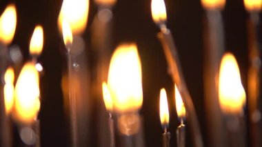 Siyah mumlar seçici odak noktası. Şeytani ayinler için cadılık sunağı. Esrarengiz ritüeller için karanlık bir arka plan. Macabre ve cadı Cadılar Bayramı konsepti için karanlığı heceliyor..