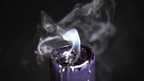 Черная Свеча Выборочной Фокусировкой Дыма Алтарь Ведьм Сатанинских Ритуалов Тёмный — стоковое видео