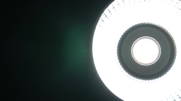 Переміщення Прожектора Кіно Повільний Поворот Відеокамери Важка Блискавка Чорному Тлі — стокове відео