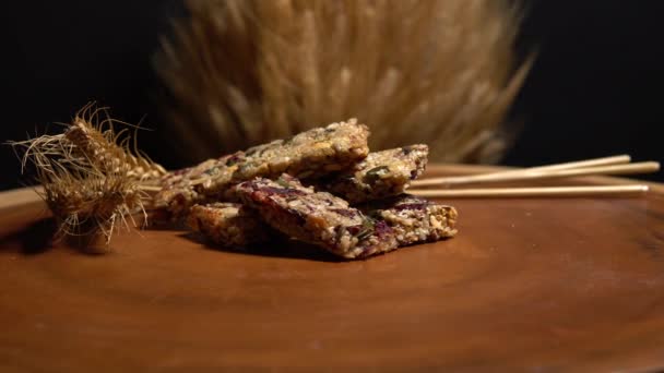 Zoete Graanrepen Houten Tafelblad Gezonde Snack Muesli Bars Met Rozijnen — Stockvideo