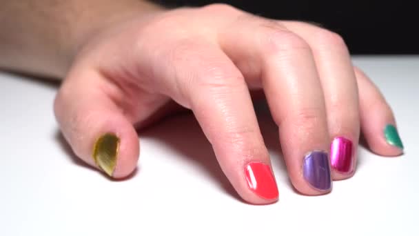 Gay Holebi Man Spelen Met Zijn Hand Nagels Regenboog Kleuren — Stockvideo