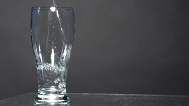 Segelas Air Air Minum Murni Dituangkan Kaca Latar Belakang Hitam — Stok Video