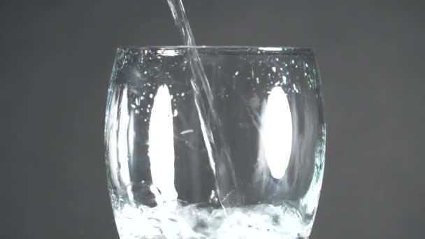 Ett Glas Vatten Rent Dricksvatten Hällde Glas Svart Bakgrund Rent — Stockvideo