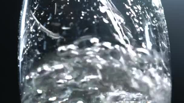 Vatten Hälls Glas Mörk Bakgrund Supermakro Nära Håll Selektivt Fokus — Stockvideo