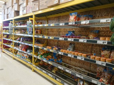 Toronto, Ontario, Kanada - 24 Şubat 2022: No Frills, Loblaws Store. Fiyatlardaki Frito-Lay artışı yüzünden raflardaki boş abur cubur ve çip envanterleri. Enflasyon gıda kıtlığı. 