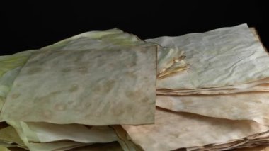 Kaligrafi eğitimi ve okul konsepti. Ahşap masadaki eski parşömen kağıtları, eskimiş yanmış kağıt stokları. Yazmak ve kitap yapmak için kağıt..