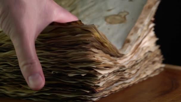 Pasar página de un libro o caligrafía papel viejo. Volteando papeles amarillos de pergamino antiguo. Concepto de escritura, estudio y educación. Papel para hacer libros. — Vídeo de stock