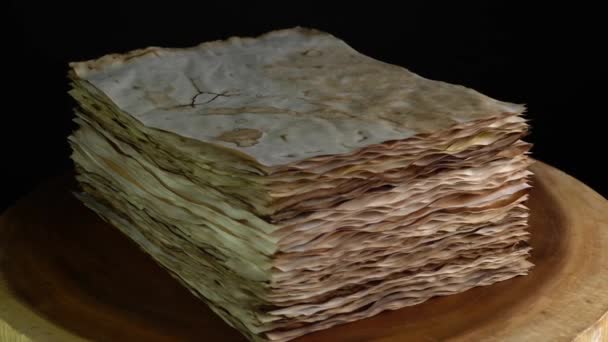 Ancienne rotation des papiers parchemin sur la table en bois, vieux stock de papier texturé brûlé et altéré. Papier pour la calligraphie disques de mémoire et la fabrication de livres. — Video