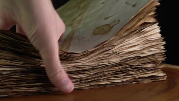 Virar página de um livro ou caligrafia papel velho. Virando de papéis amarelos antigos pergaminho. Escrita, estudo e conceito de educação. Papel para a produção de livros. — Vídeo de Stock