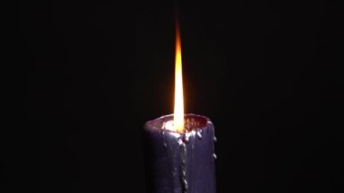 Siyah mum seçici odaklanma. Şeytani ayinler için cadılık sunağı. Esrarengiz ritüeller için karanlık bir arka plan. Macabre ve cadı Cadılar Bayramı konsepti için karanlığı heceliyor..