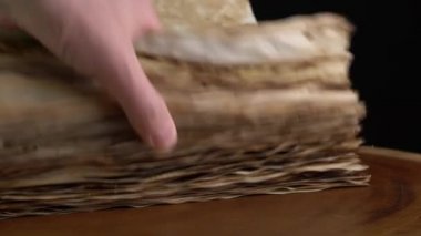 Bir kitabın sayfasını çevirmek ya da eski bir el yazısı kağıdı. Sarı antik parşömen kağıtları. Yazarlık, eğitim ve eğitim konsepti. Kitap yapmak için kağıt..