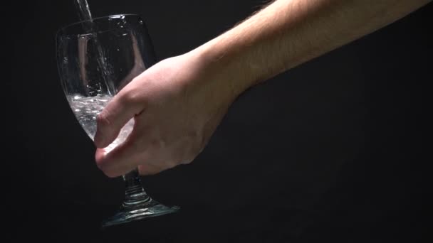 Person Füllt Quellwasser Ins Glas Hand Hält Ein Glas Leitungswasser — Stockvideo