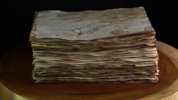 書道教育と学校の概念。木製のテーブルの上に古代の羊皮紙紙は、古い風化した質感の紙の備蓄供給を焼きました。執筆・著書作成のための論文. — ストック動画