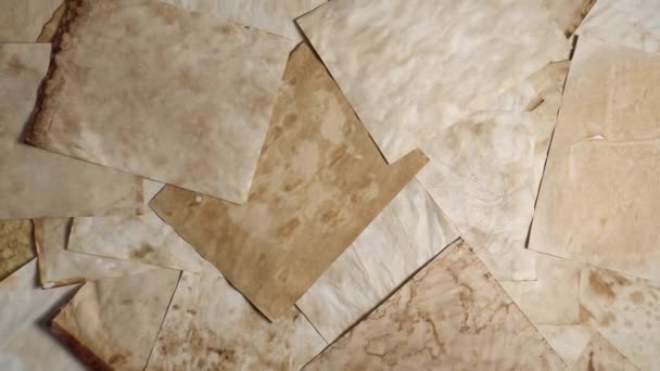 Starověký pergamenový papír na pozadí rotace, starý ošlehaný spálený texturovaný papír pozadí.