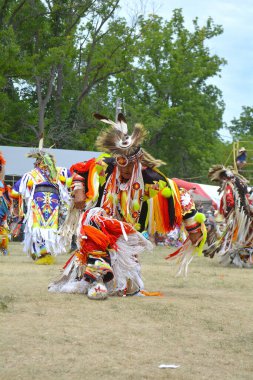 Ohsweken, Ontario, Kanada - 24 Temmuz 2016: Six Nations Grand Nehri Pow Wow. Kaplumbağa Adası. Çim dansçılar, süslü tüy dansçılar ayinine Kızılderili onların geleneksel regalia içinde.