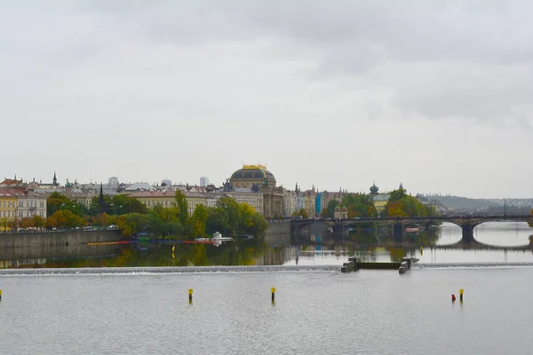プラハ チェコ共和国 2015年10月8日 カレル橋からはヴルタヴァ川 ボート 旧市街を一望できます フィルタリングされていない自然雷 有名な観光客や旅行者の芽 — ストック写真