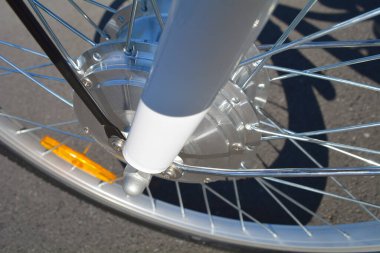 Tekerlekli Elektrikli bisiklet görünümü yukarıdaki. Işık yansımaları E Bisiklet motoru. Filtre uygulanmamış, doğal aydınlatma ile. 