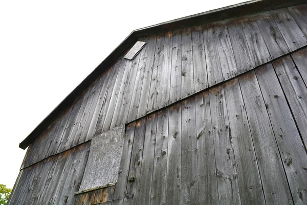 Barn 未经过滤 有自然光 一个古老的灰色乡村谷仓 老旧的风吹日晒的公羊屋被遗弃的人 — 图库照片