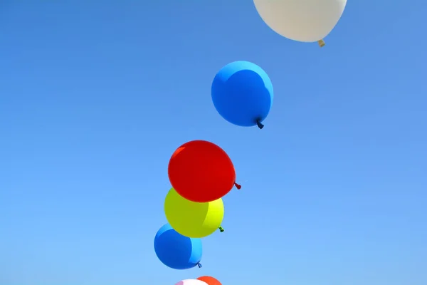 Sem Filtro Com Iluminação Natural Balões Multicoloridos Céu Azul Dia — Fotografia de Stock