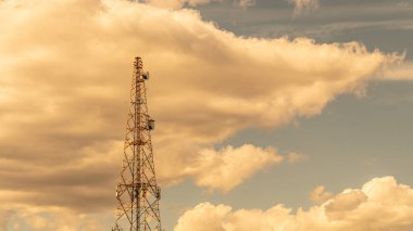 İletişim kulesi, mobil radyo sinyali, cep telefonu sitesi, baz istasyonu, cep telefonu sitesi anteni. Kablosuz alıcılar için elektronik iletişim ekipmanları..