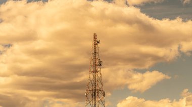 İletişim kulesi, mobil radyo sinyali, cep telefonu sitesi, baz istasyonu, cep telefonu sitesi anteni. Kablosuz alıcılar için elektronik iletişim ekipmanları..