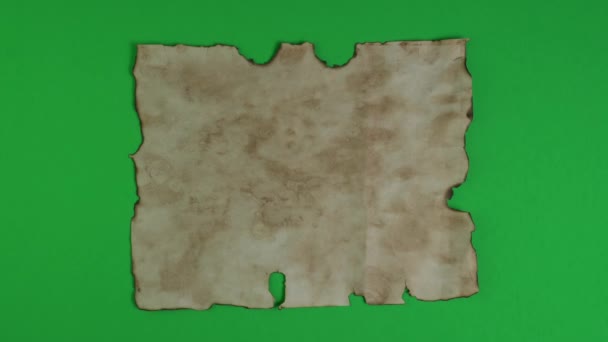 Starověké pergamenové papíry na zeleném pozadí pro průhlednost, barvu klíče a barevný klíč. Starý ošlehaný spálený texturovaný papír. Papír pro kaligrafické záznamy a tvorbu knih.
