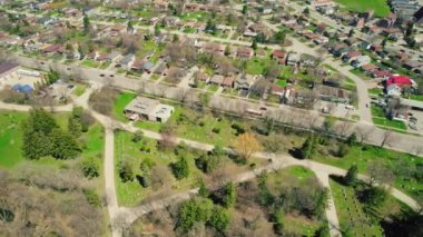 Modern Amerikan şehir mezarlığına göz kulak ol. Şehir mezarlığında birçok mezar taşı ve taş haçları var. Güneşli bir bahar günü. Gömülü mezarların havadan görünüşü.