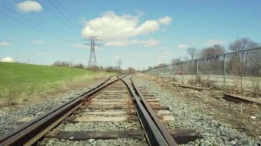 Trenin dibindeki demiryolu manzarası. Tren raylarındaki tren yolculuklarının taklidi. Trenin ön tarafından bak. Tren raylarının üzerinde hızla süzülen hava filosu rayları..