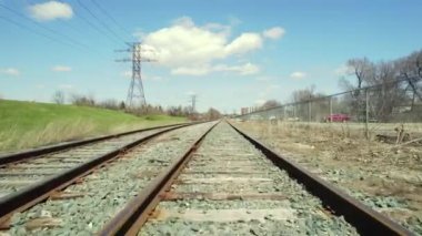 Trenin dibindeki demiryolu manzarası. Tren raylarındaki tren yolculuklarının taklidi. Trenin ön tarafından bak. Tren raylarının üzerinde hızla süzülen hava filosu rayları..