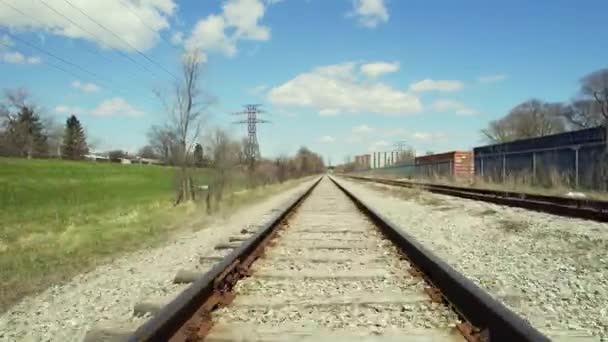 Unosząc się nisko nad torami kolejowymi, z widokiem na pociąg. Szybkie poruszanie się nad torami kolejowymi w miejskim mieście. Widok z przodu pociągu. — Wideo stockowe