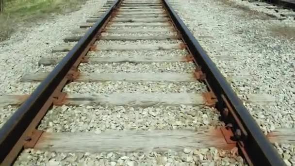 Utsikt över järnvägsspåret från botten av tåget. Imitation av tågresor på järnvägsspår. Utsikt från framsidan av tåget. Järnvägsspår som sakta svävar över järnvägsskenor. — Stockvideo