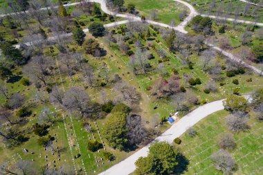 Şehirdeki modern mezarlığın havadan görünüşü çok yüksek. Mezarlıkta mezar taşları ve haçlar var..