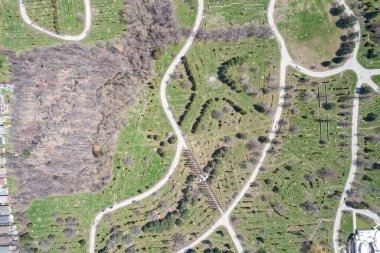 Şehirdeki modern mezarlığın havadan görünüşü çok yüksek. Mezarlıkta mezar taşları ve haçlar var..