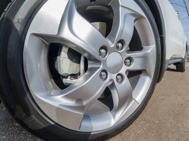 Lastik tekerlek diski, geniş mercekli yakın görüş. Jant ve frenleri olan araç lastiğinin balık gözü artistik görüntüsü. Tamir, otomobil bakımı, otomobil servisi ve yol kenarı yardım kavramı.