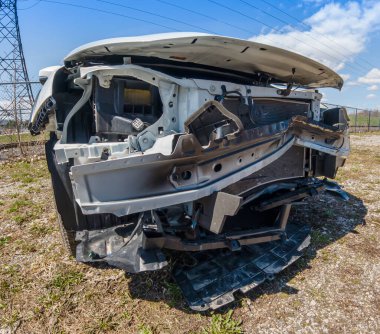 Araba kazasının sanatsal görüntüsü. Kazadan sonra aracın önünü geniş açı mercekle kapatın. Beyaz arabanın ön tarafı hasar görmüş, trafik kazasında ezilmiş. Otomobilin enkazı ön çerçeveye zarar verdi.