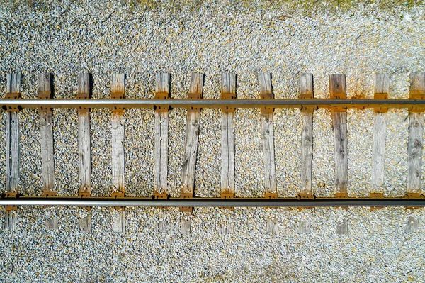 上から古い放棄された鉄道線路の眺め 錆びた気象鉄道の線路 錆びた鉄道線路の空中ビューダウン — ストック写真