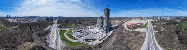 Kamu parklarının sanatsal yaratıcı görüntüsü Wilket Creek, Seton, Serena Gundy ve Sunny Brook parkları, şehir merkezi gökdelenleri, Toronto, Ontario, Kanada 'da büyüyen gökdelenler.
