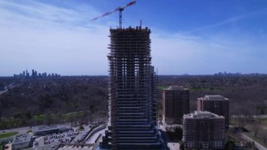 Yeni yapılar inşaatı alanına yakın ve çevresindeki hava uçuşları. Gökdelenlerin ve yüksek binaların modern mimarisi. Gayrimenkul kavramı. Boş çalışma alanı, vinçler ve ağır makineler