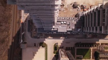 Boş inşaat alanı, artan yaşam maliyeti nedeniyle protesto ve grev yapan inşaat işçileri durdurulup tazminat talep ediliyor. Konut sıkıntısının yanı sıra krizler.