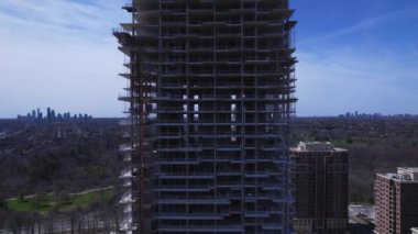 Boş inşaat alanı, beton ve çelikten yapılmış kirişlerle tamamlanmamış yüksek bina. Apartman dairesi gökdeleni. Emlak ve konut sıkıntısı.