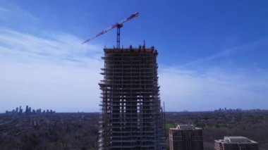 Toronto, Ontario, Kanada 30 Nisan 2022: İnşaat işçilerinin protesto ya da grevi nedeniyle boş çalışma alanı. Yeni yapıların yakınındaki hava görüntüleri bina geliştirme alanı.