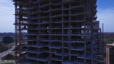 Toronto, Ontario, Kanada 30 Nisan 2022: İnşaat işçilerinin protesto ya da grevi nedeniyle boş çalışma alanı. Yeni yapıların yakınındaki hava görüntüleri bina geliştirme alanı.