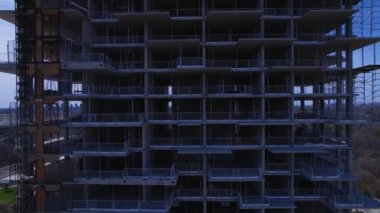 Toronto, Ontario, Kanada 30 Nisan 2022: İnşaat sahasının ilerlemesi protesto eden ve grevde olan inşaat işçilerinin yaşam maliyetlerinin artması nedeniyle tazminat istemeleri nedeniyle durduruldu.