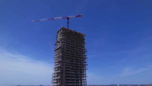 Luchtvlucht in de buurt van en rond nieuwbouw bouwplaats. Moderne architectuur van wolkenkrabbers en hoogbouw woningen. Vastgoed concept. Lege werkruimte, kranen en zware machines — Stockvideo